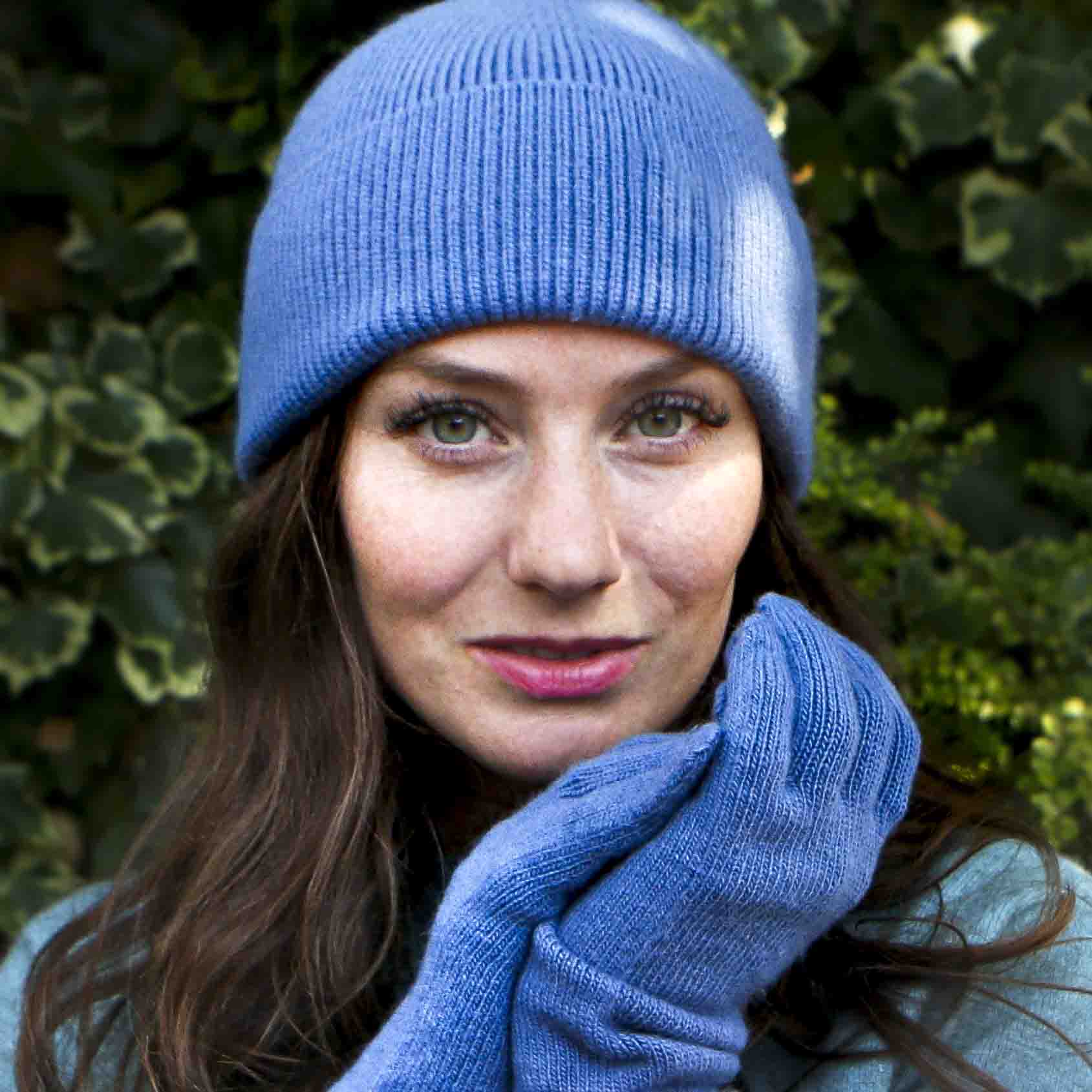 Blue-cashmere-hat-and-gloves-Set.jpg